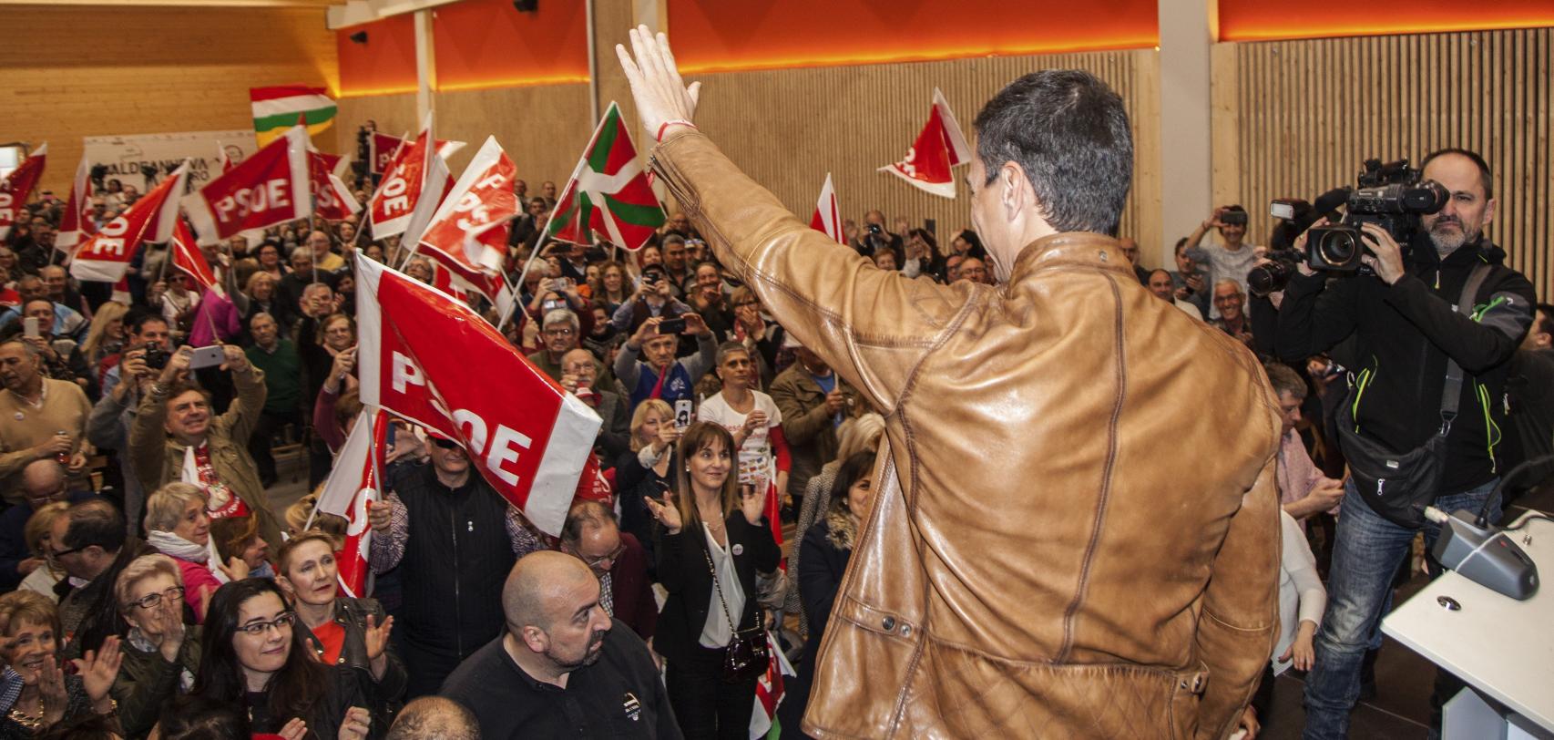 Pedro Sánchez en un acto de Adeanuedeva de Ebro (Logroño)