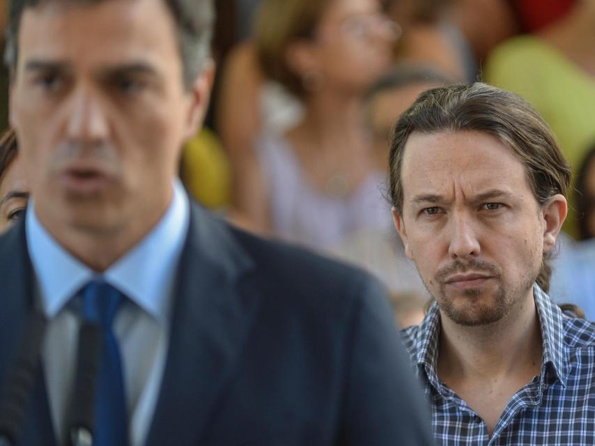 Pedro Sánchez y, detrás, Pablo Iglesias.