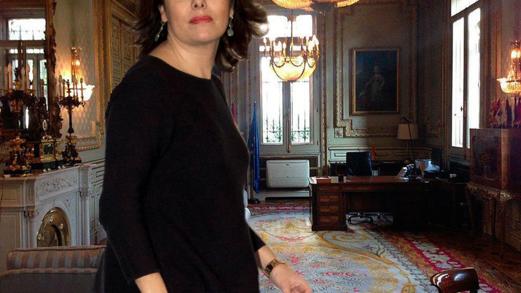 La vicepresidenta con su despacho al fonfo.