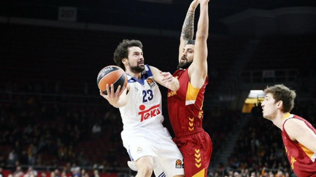 Llull entrando a canasta contra Galatasaray