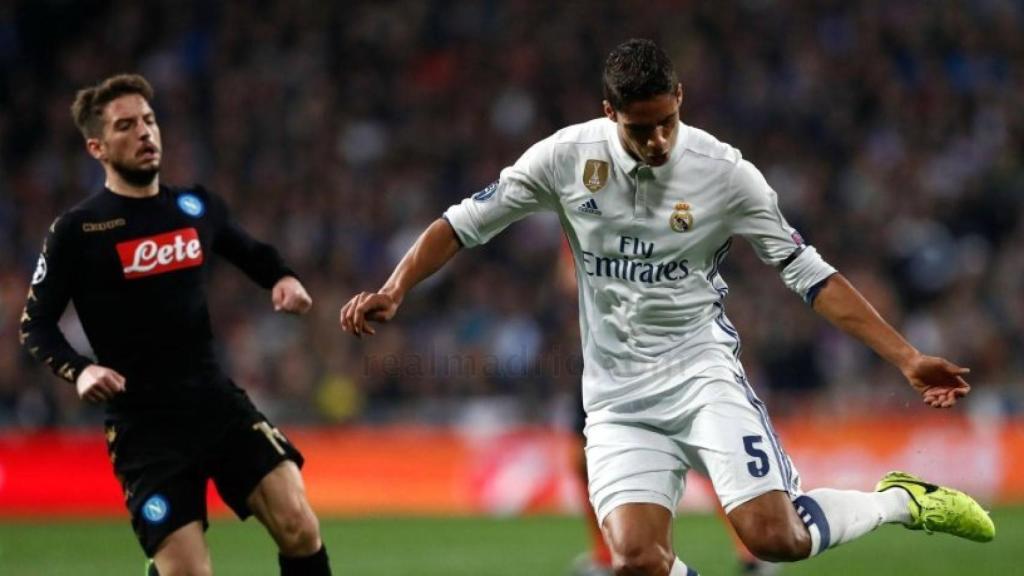 Varane disputa un balón frente al Napoles