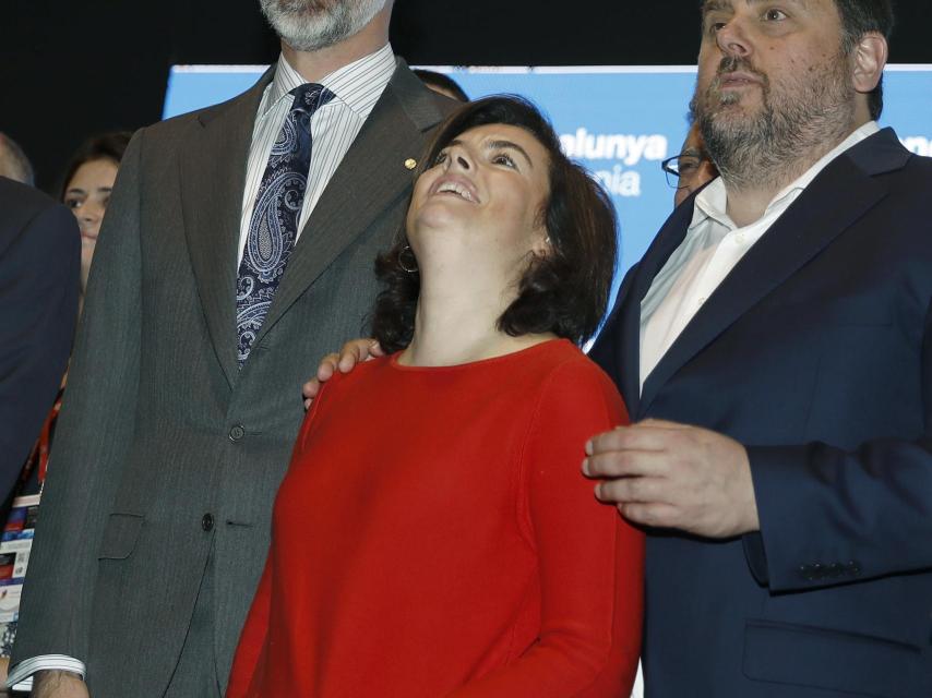 El rey, Sáenz de Santamaría y Junqueras.