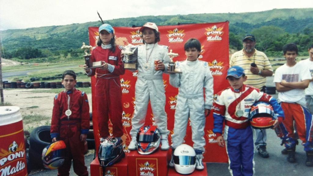 La piloto comenzó a correr con sólo 9 años y pronto se subió al podio.
