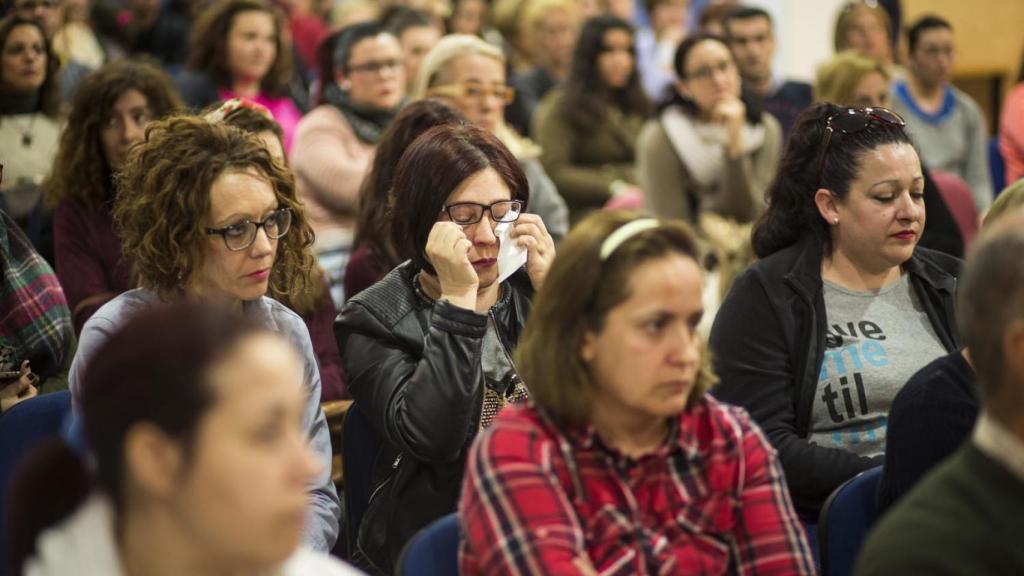 Una vecina de Tocina se derrumba durante el acto de esta tarde.