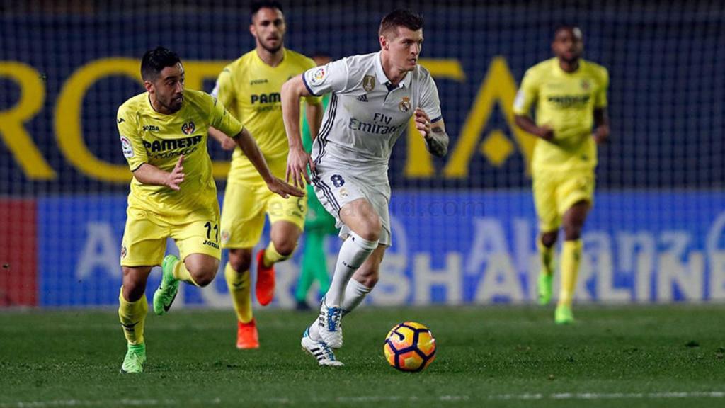 Toni Kroos dirigiendo el balón