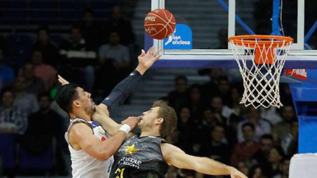 Ayón, durante el encuentro ante Iberostar Tenerife