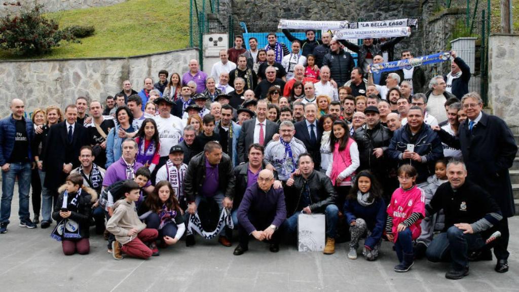 Florentino Pérez con las peñas madridistas en Eibar
