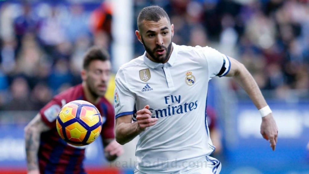 Benzema con el esférico en Ipurua