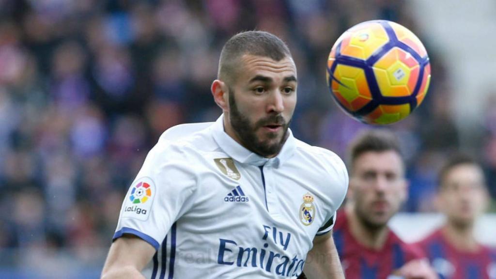 Benzema trata de controlar el balón