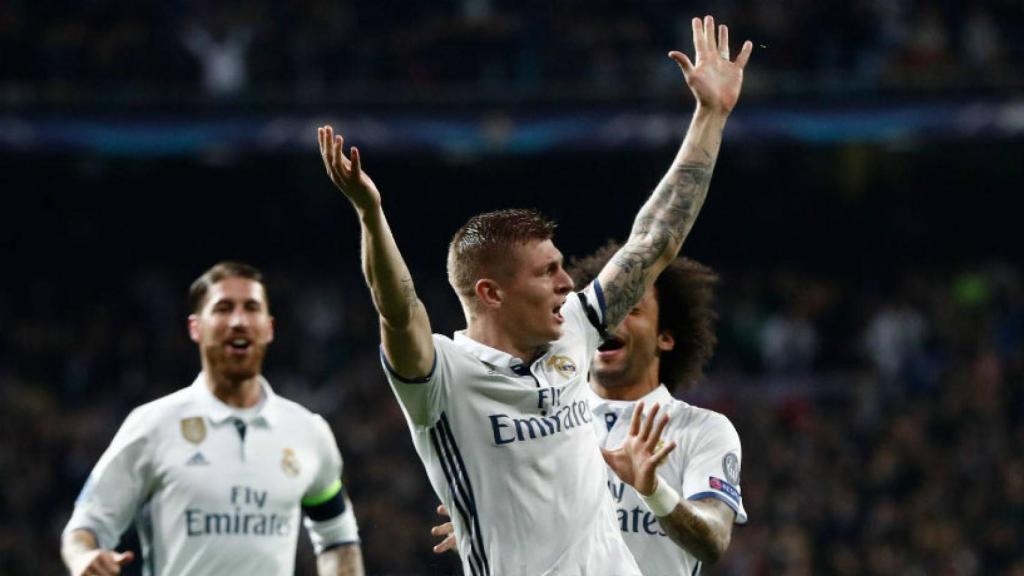 Kroos celebra su gol ante el Nápoles junto a sus compañeros