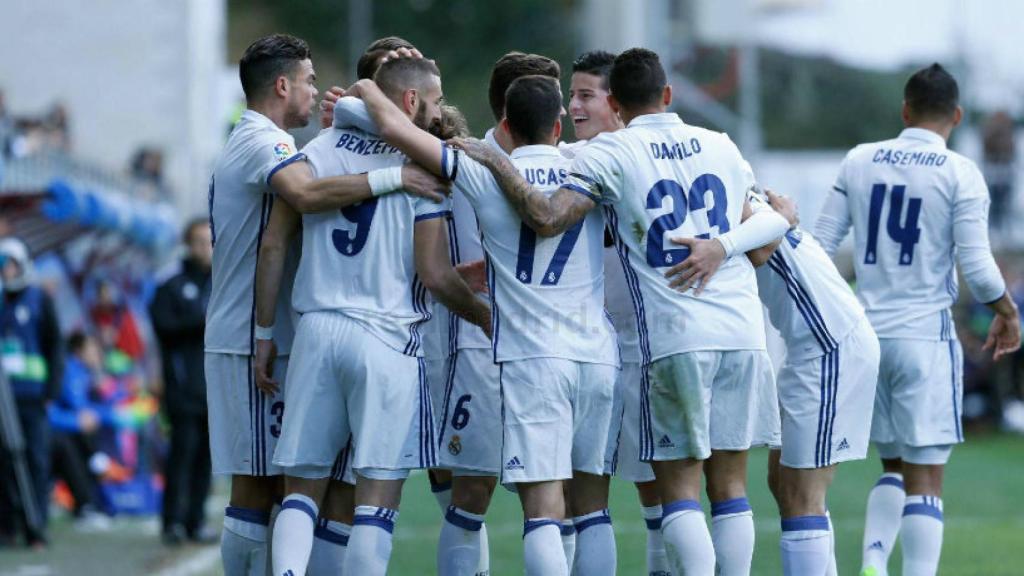 Los jugadores del Madrid celebran un gol