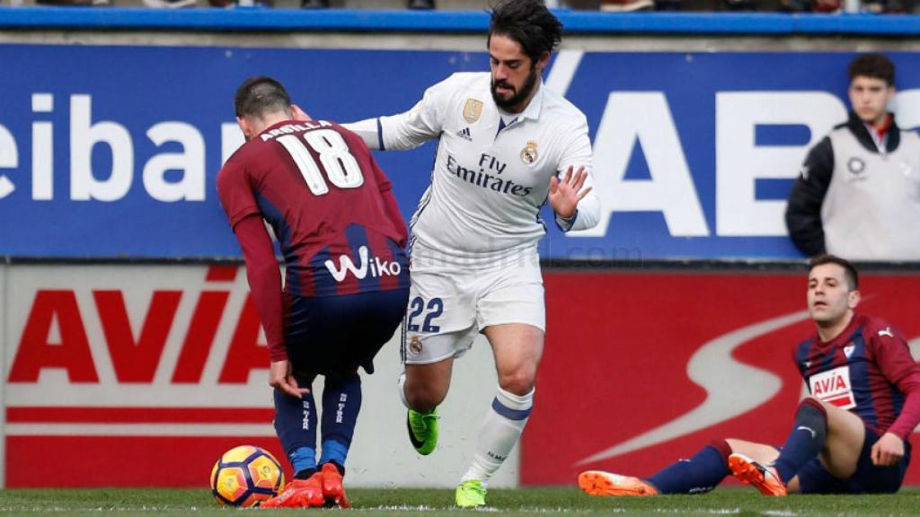 Isco trata de regatear a Arbilla