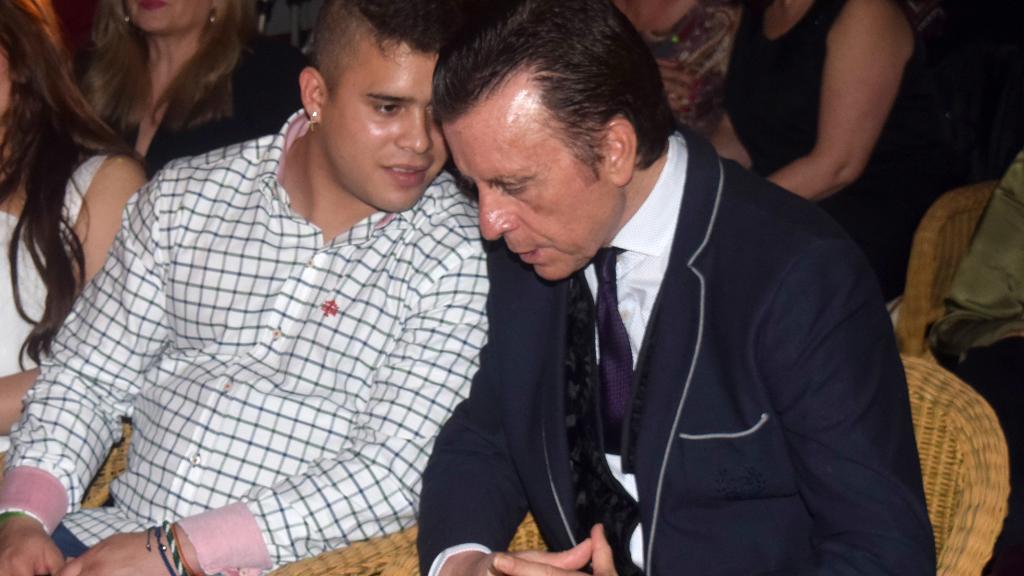 José Fernando habla con su padre en un acto en recuerdo de Rocío Jurado.