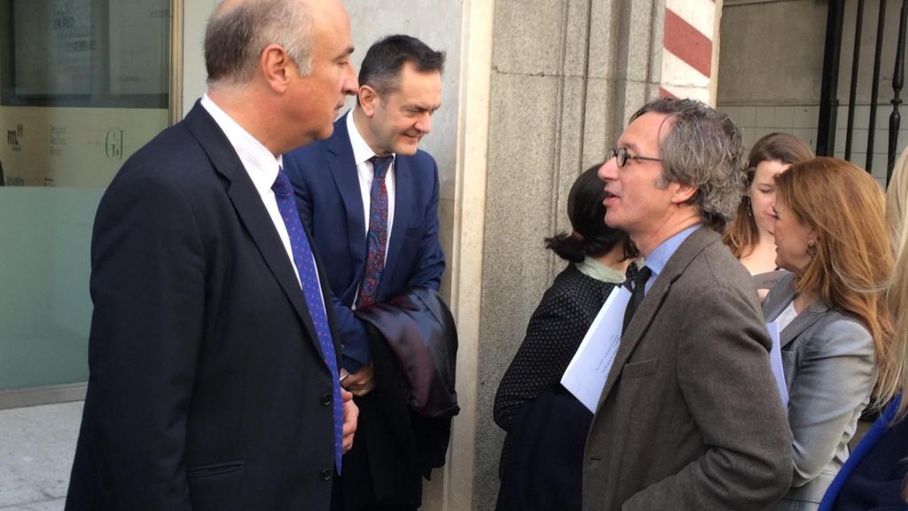 Fernando Benzo, a la izquierda, y José María Lassalle, a la derecha, a la salida del acto.
