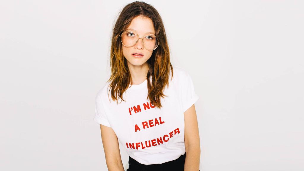 Camiseta apoyo a la educación de Rarely y BlinkLearning. | Foto cortesía de la marca.