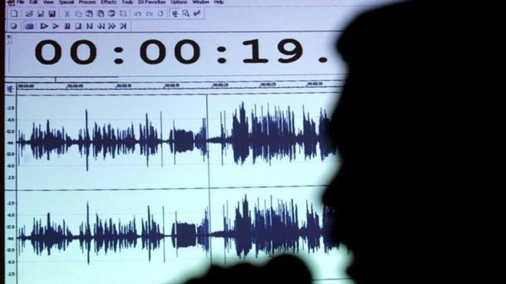 Un ordenador registra una escucha telefónica