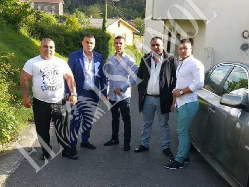 Los padres de los novios con otros invitados de los convites.