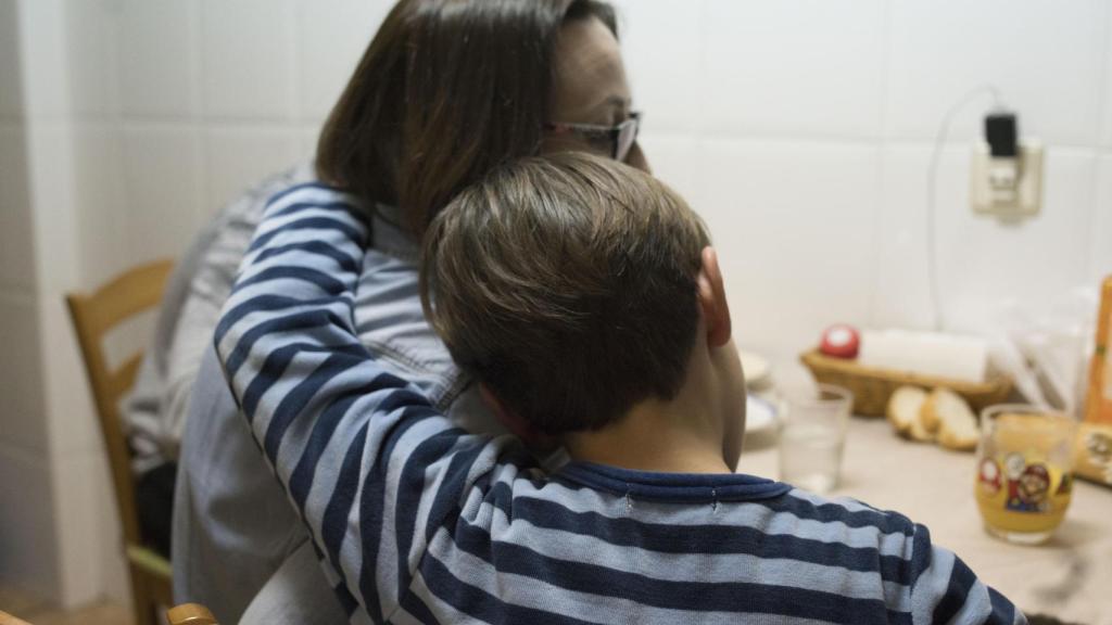 Inma desayuna junto a su hijo pequeño, Alejandro, después de que el mayor se haya ido al instituto.