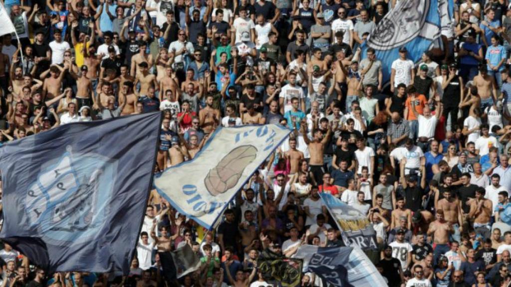 Afición del Nápoles Foto Twitter (@ElTransistorOC)