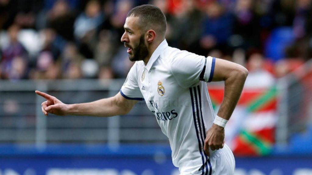 Benzema celebra uno de sus dos goles ante el Eibar