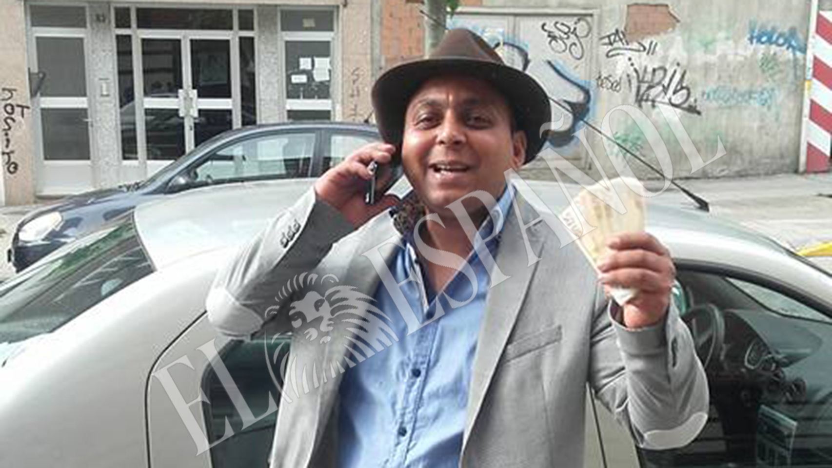 El padre del novio de la boda 'simpa', posa para la cámara trajeado y sosteniendo un fajo de billetes.