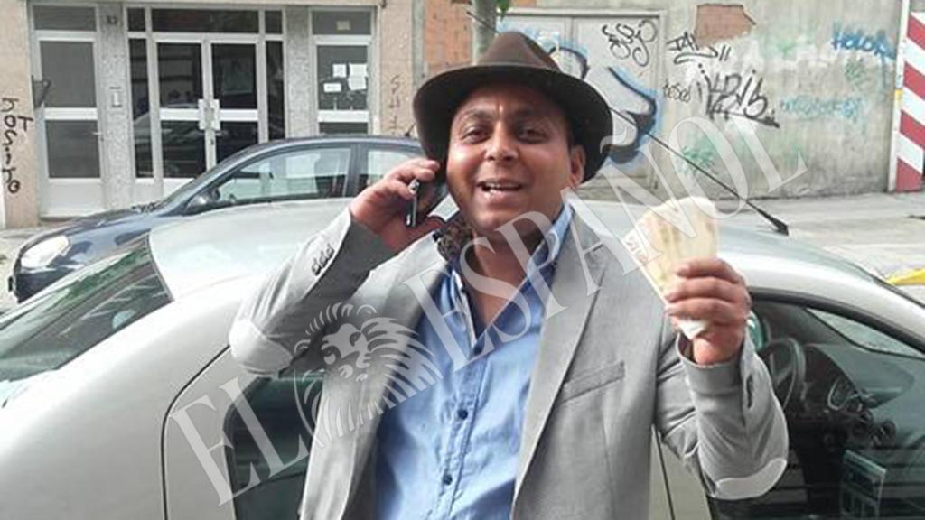 El padre del novio de la boda 'simpa', posa para la cámara trajeado y sosteniendo un fajo de billetes.