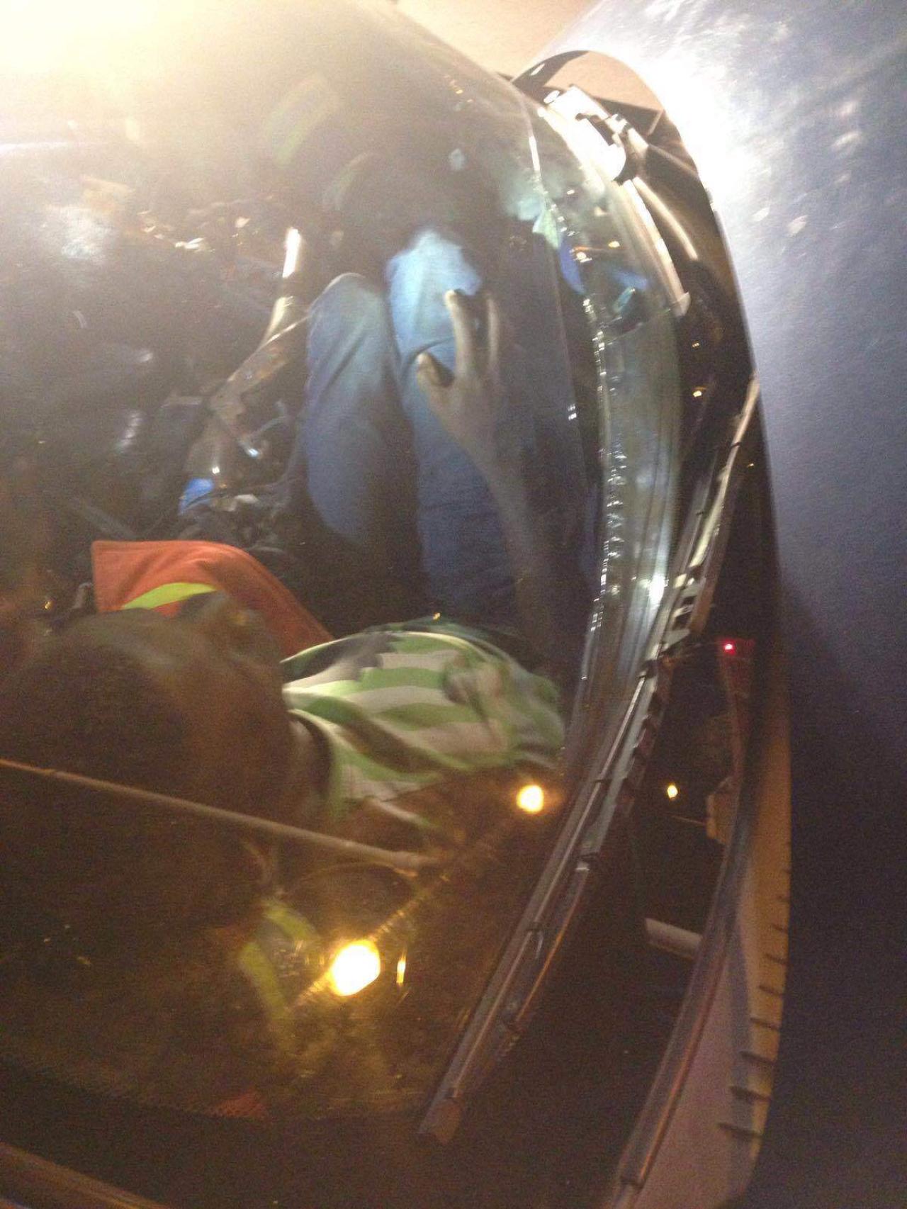 Un inmigrante subsahariano, escondido en el interior del motor de un coche