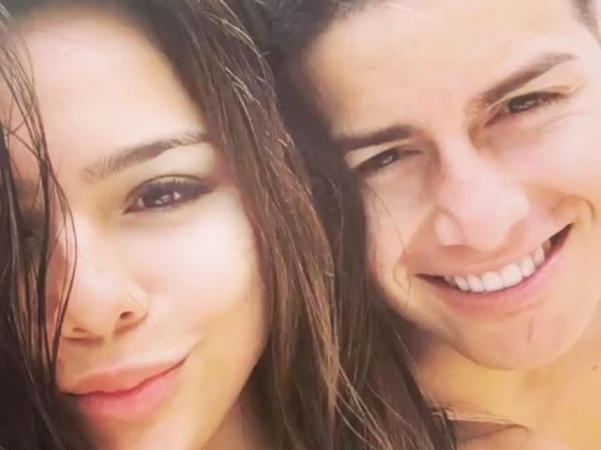 Juana, junto a su hermano, el futbolista del Real Madrid James Rodríguez.