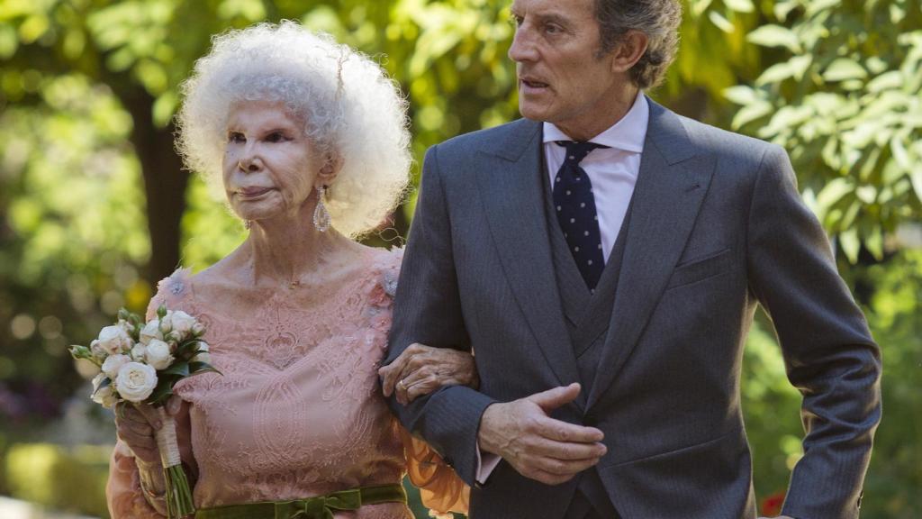 Cayetana de Alba y Alfonso Díez en su boda el 5 de octubre de 2011.