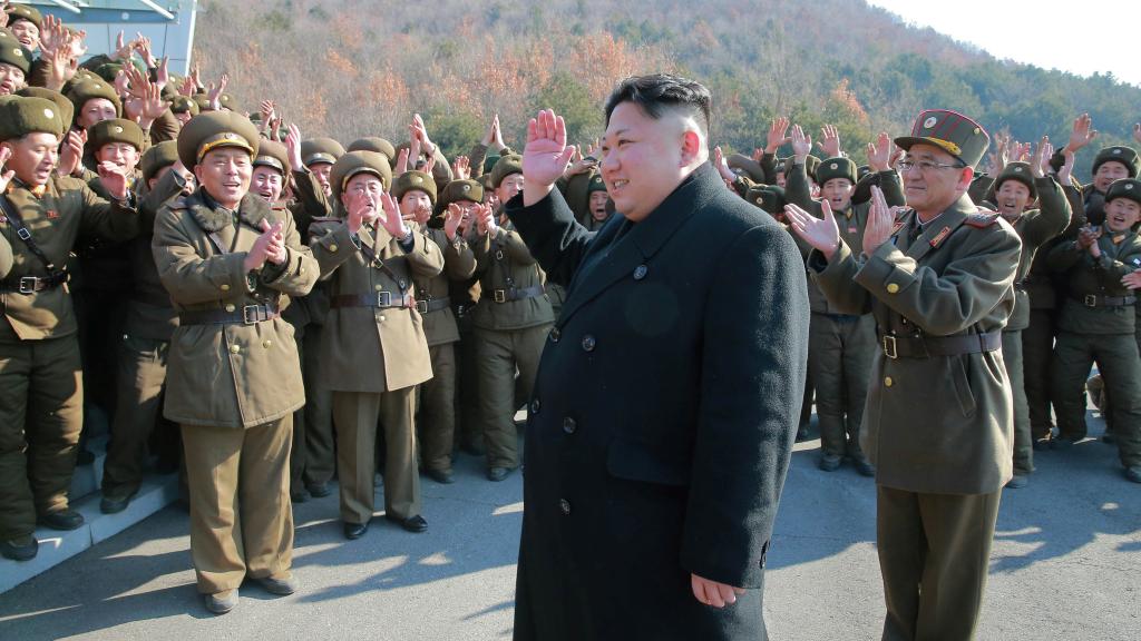 Kim Jong-un supervisa el lanzamiento de misiles balísticos. Imagen sin fechar publicada por la Agencia Central norcoreana esta semana.