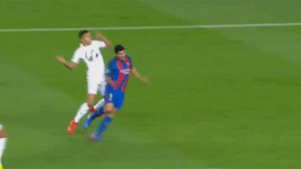 Penalti pitado a Luis Suárez