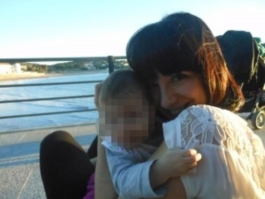 Iratxe y su hija, de la que habría abusado sexualmente su padre.
