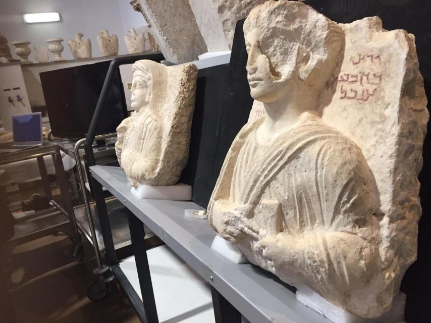 Vista de los dos bustos rescatados.