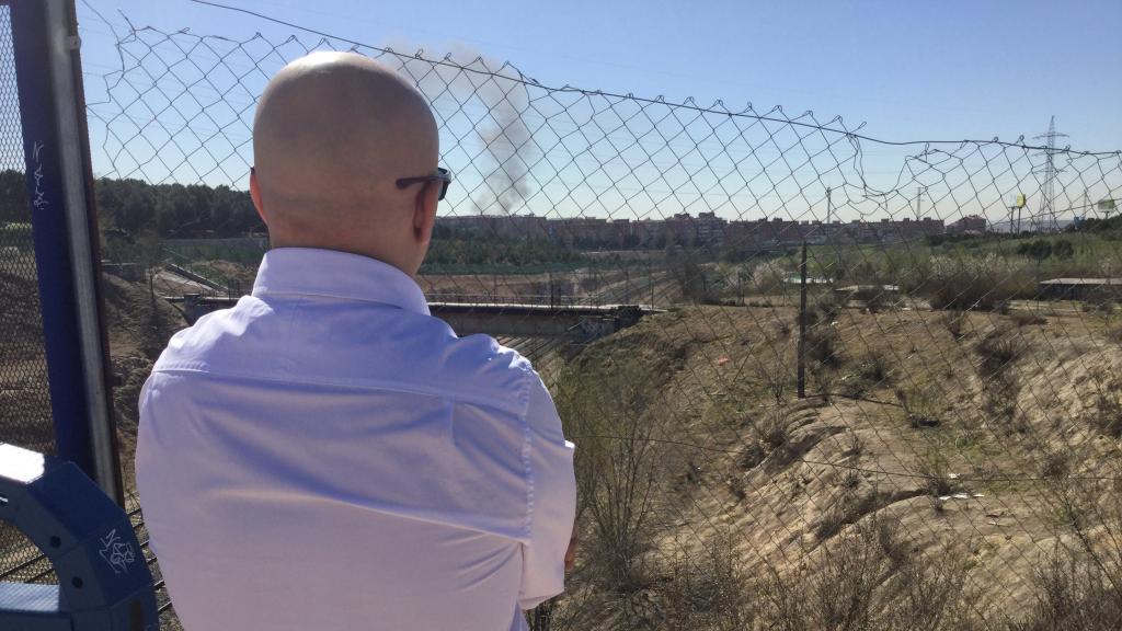 Félix frente a las vías de la estación de Santa Eugenia, en Madrid.