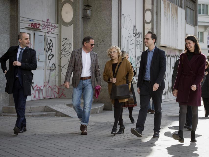 La alcaldesa de Madrid, Manuela Carmena (2i), acompañada por el responsable de Área de Desarrollo Urbano Sostenible, José Manuel Calvo (2d), la portavoz y coordinadora de la Junta de Gobierno, Rita Maestre (i), y el presidente del grupo Baraka, TrinitarioCasanova (c), a su llegada al Edificio España.