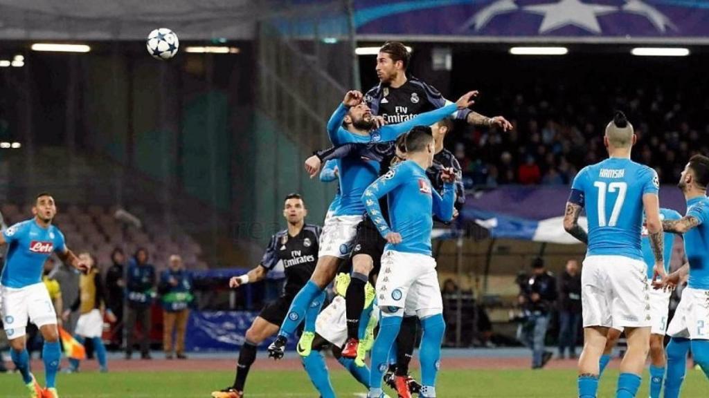 Segio Ramos cabeceando ante el Nápoles