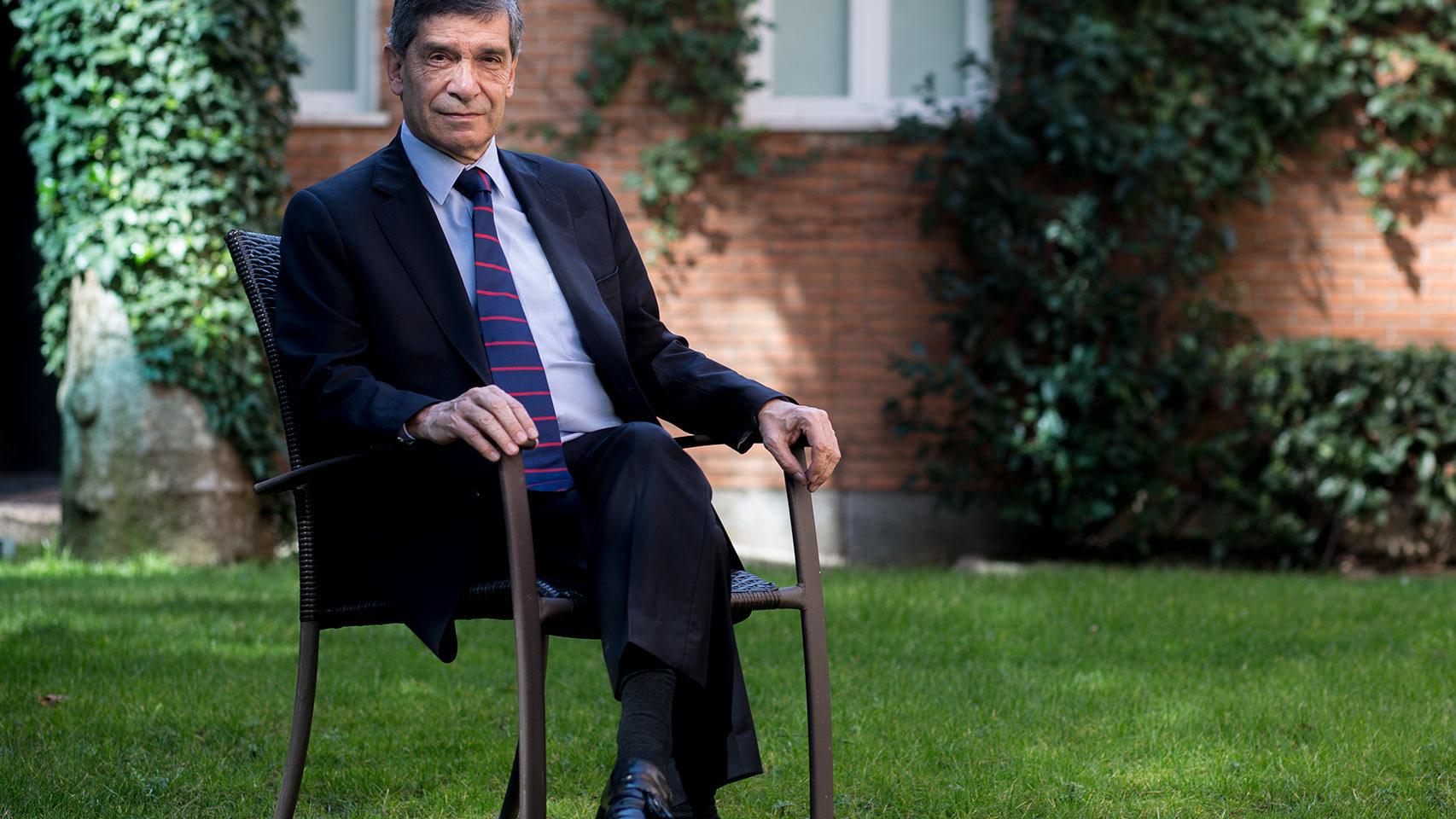 Rafael Pardo posa para EL ESPAÑOL en el jardín de la Embajada de Colombia en Madrid.