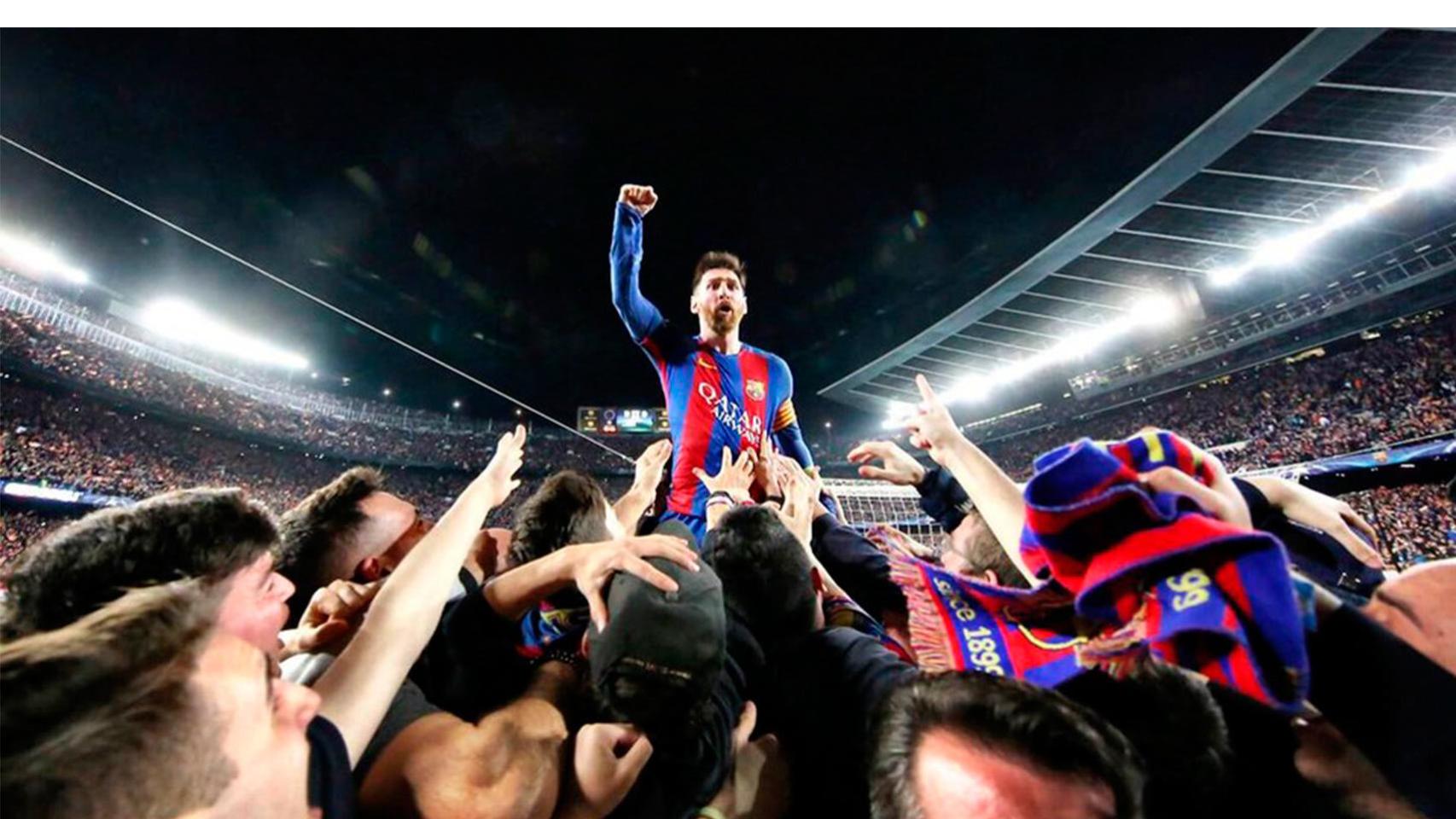 Messi aupado en el Camp Nou tras la victoria ante el PSG.