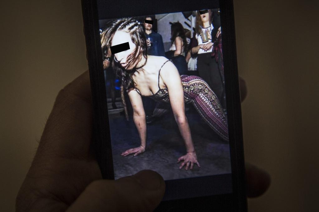 Julia, en una imagen mostrada en un móvil.