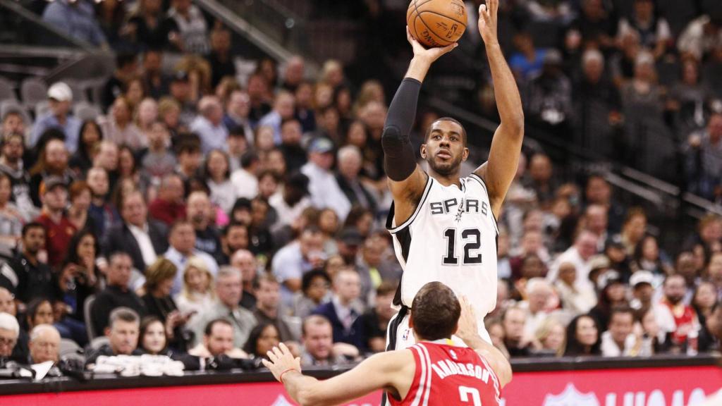 LaMarcus Aldridge lanza frente a los Houston Rockets.
