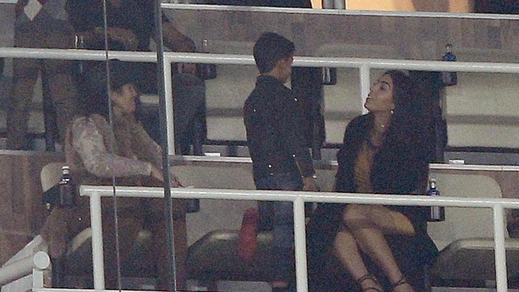 Georgina muy atenta del pequeño Cristiano Jr mientras su padre juega en el campo.