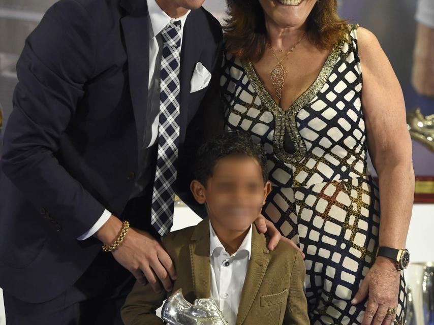 Cristiano junto a su madre y su hijo.