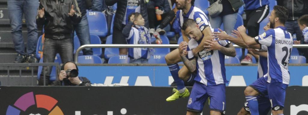 Los jugadores del Deportivo celebran uno de sus goles frente al Barça.