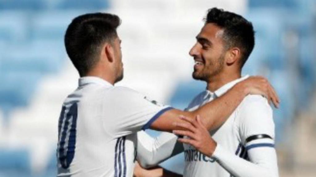 Enzo y Nikos celebran un gol del Castilla