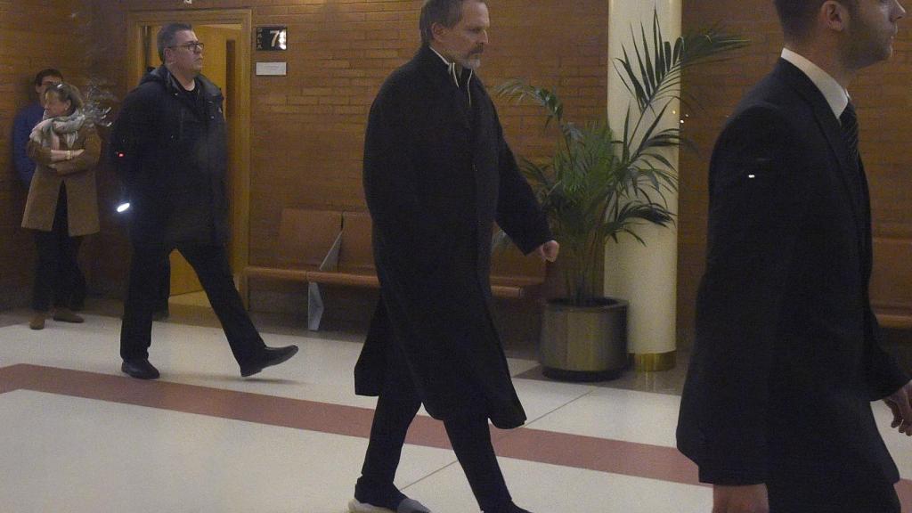 El cantante en el velatorio de su sobrina Bimba Bosé