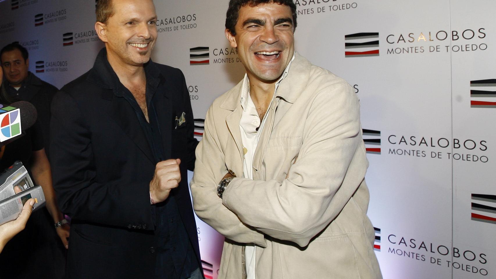 Miguel Bosé y Manolo Sanchís, en la presentación de una bodega, otro de los negocios que emprendieron juntos.