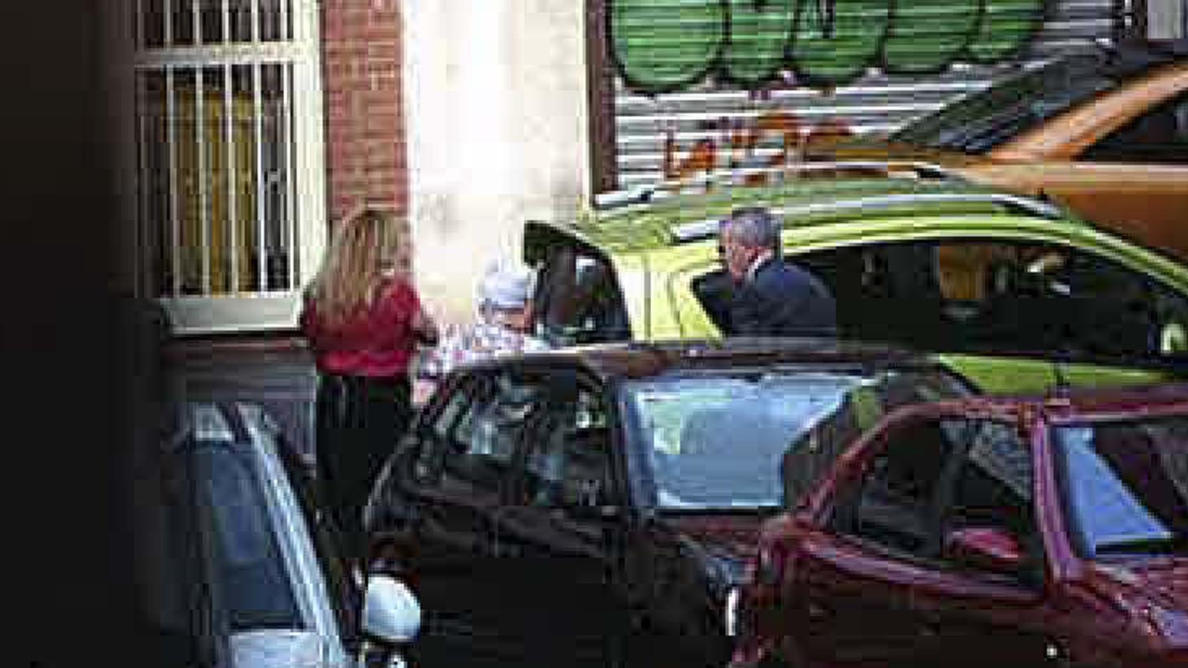 Una de las imágenes presentadas en el juicio en la que se ve cómo los abuelos paternos llevan al menor a una reunión de testigos de Jehová.