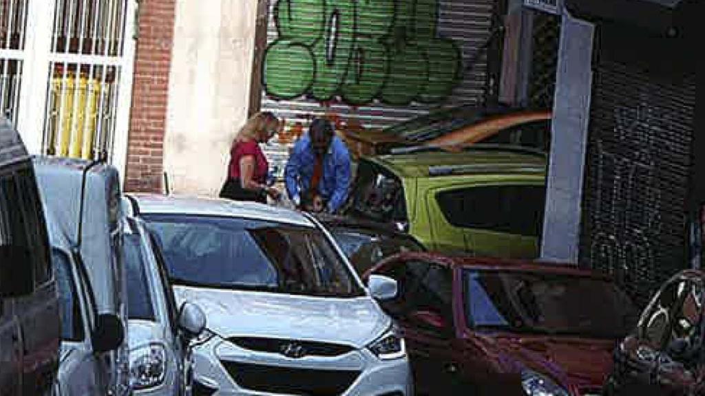 Una de las imágenes presentadas en el juicio en la que se ve cómo los abuelos paternos llevan al menor a una reunión de testigos de Jehová.