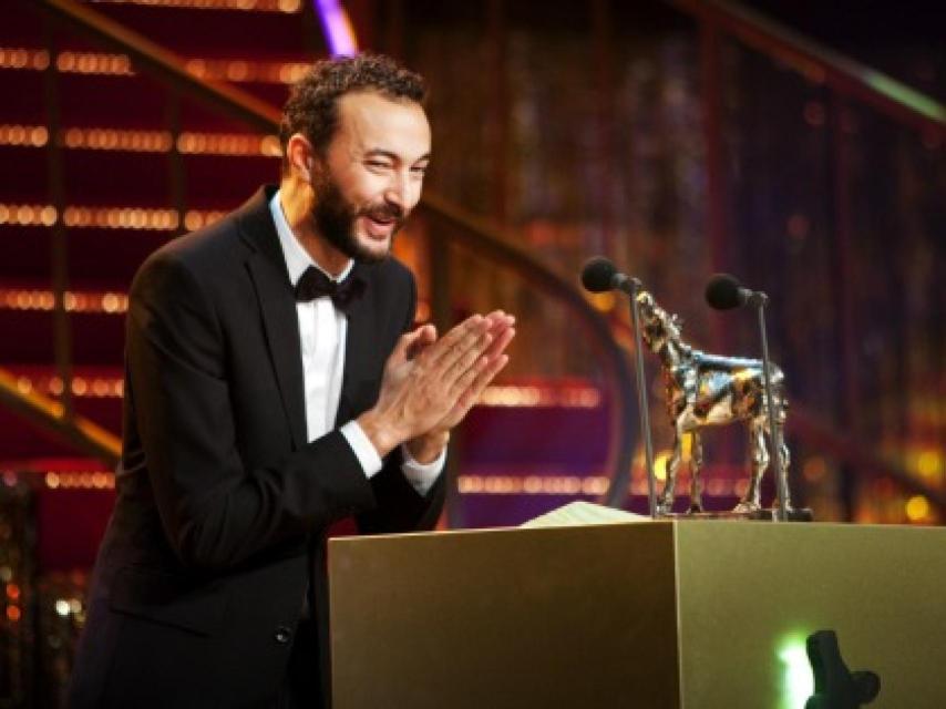 El actor y presentador Nasrdin Dchar, con su galardón del festival de cine holandés.