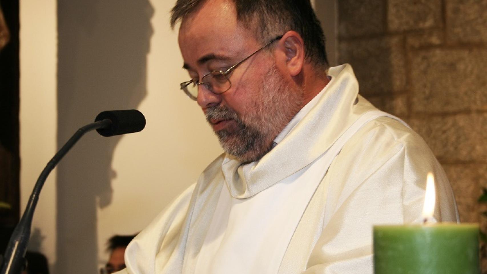 Valentín Pérez, mientras oficia una de sus misas.